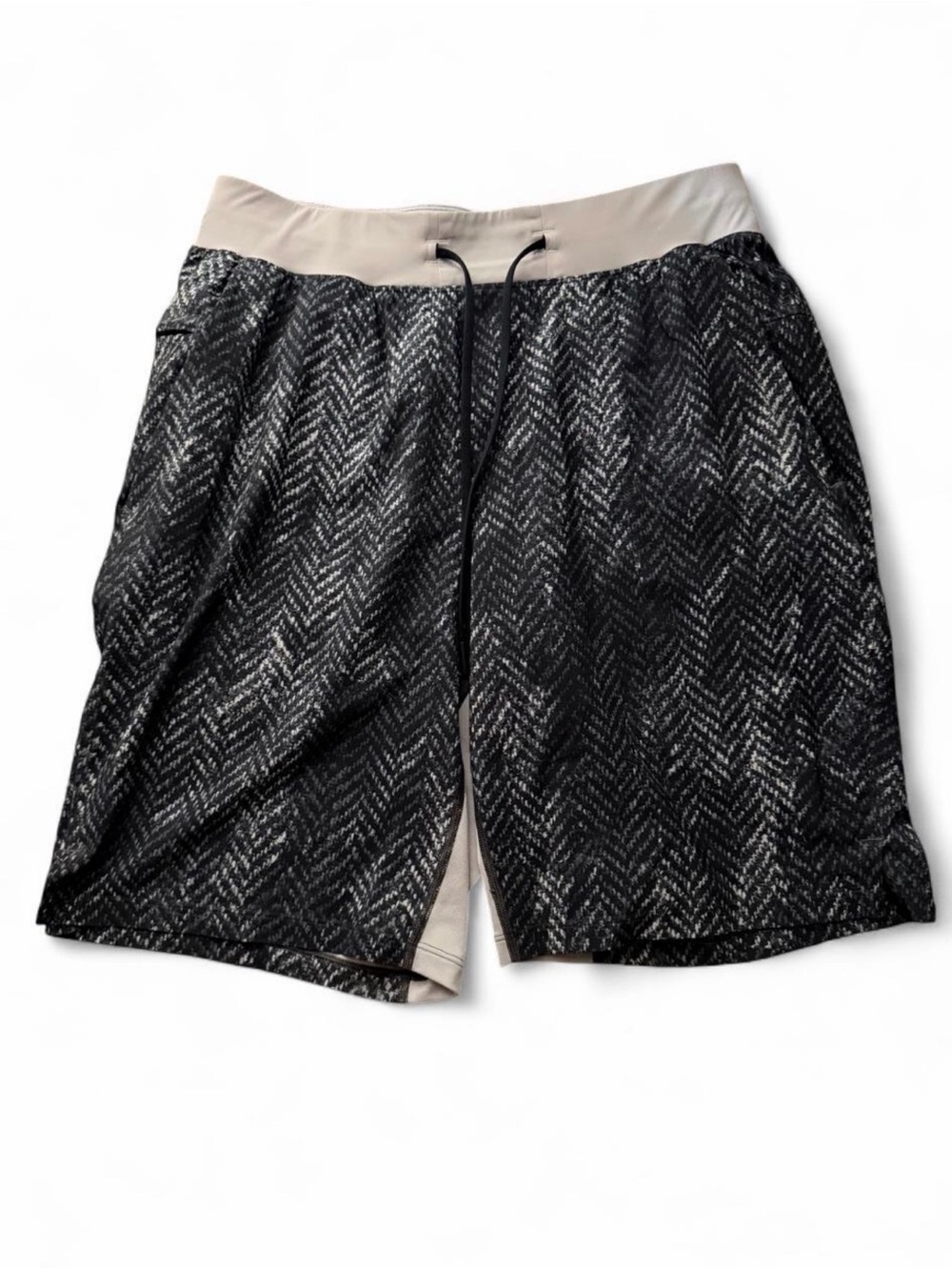 Lululemon Men’s Lined Athletic Shorts Medium Black Grey Chevron Pattern
